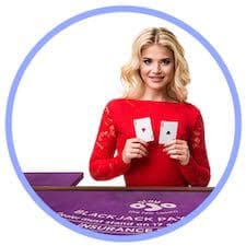 Live dealer i blackjack håller upp två spelkort