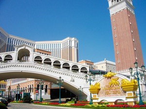 Bild tagen på The Venetian Macau casino i dagsljus.