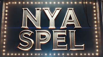 Ram av lampor. I mitten står texten Nya spel i stora bokstäver i guld.