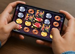 En person spelar Wild Toro i mobilen
