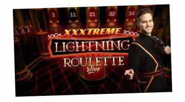 Studiobild från XXXtreme Lightning Roulette. I mitten av bilden har man lagt in spelets logga och intill loggan står en dealer.
