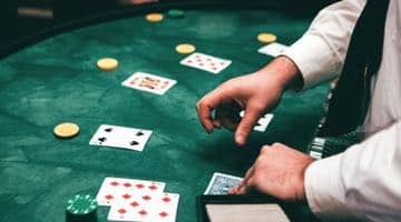En dealer som delar ut kort i ett bordsspel på ett landbaserat casino