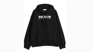 En svart hoodie med Hacksaw Gamings logga. Tröjan kommer från Hacksaws merch kollektion