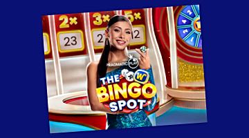 Livevärd i Pragmatic Plays bingospel The Bingo Spot med multiplikatorer och spelhjul synliga i bakgrunden. I bilden syns också spelets logga.