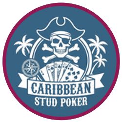 Rund logotyp för Caribbean Stud Poker med blå bakgrund, ett piratinspirerat dödskallemotiv med korslagda benknotor, palmträd, spelkort och en kompass. Bilden ramas in av en vinröd rund ram.